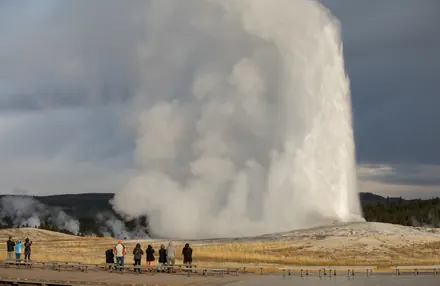 Erupcja gejzeru Old Faithful